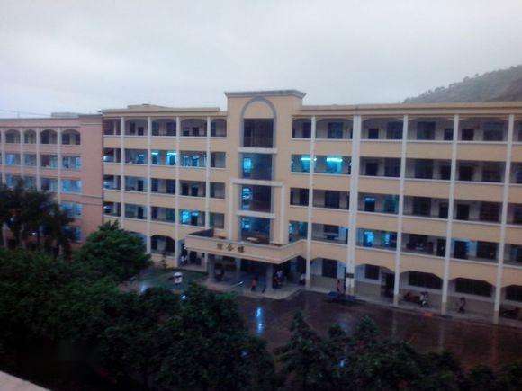 梧州市第二初級中學定制二用一備變頻恒壓給水設(shè)備1臺